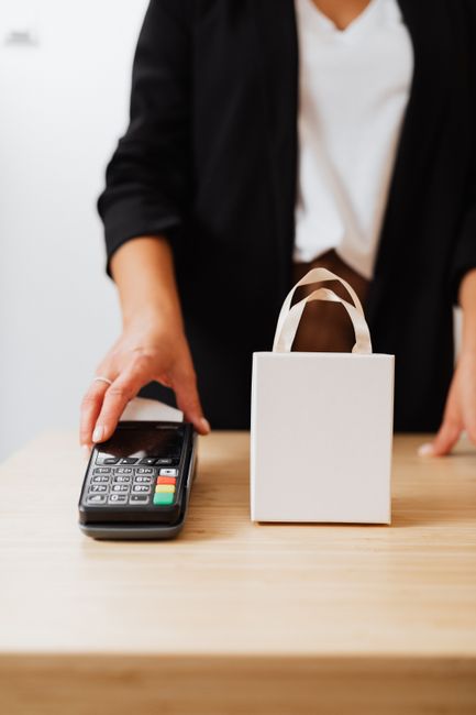 BCR oferă premii tentante pentru clienții business: câștigă bani din plățile cu cardul!