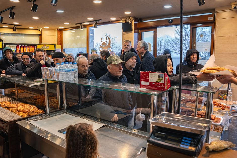 Coadă uriașă la merdenele din București: un incident viral transformă o simplă gustare în simbol al susținerii