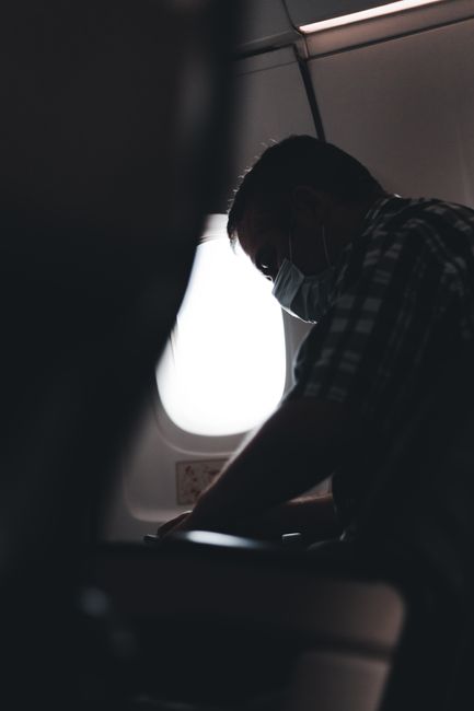 De ce este recomandat să eviți pantalonii scurți în avion