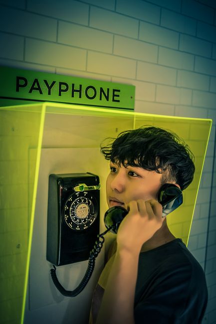 Tinerii renunță la sonerie: telefonul devine noul mod de a anunța sosirea