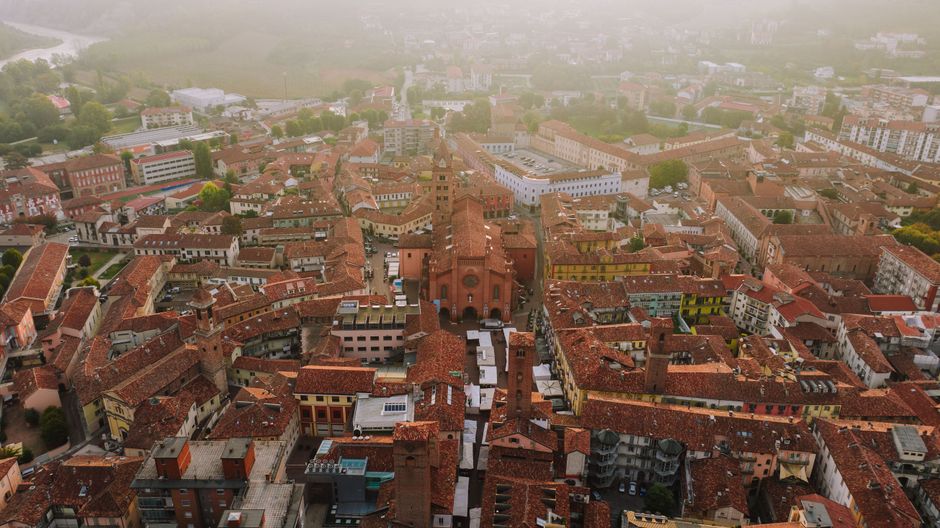 Bistrița se transformă: festivalul Povestea Vinului aduce magie în oraș