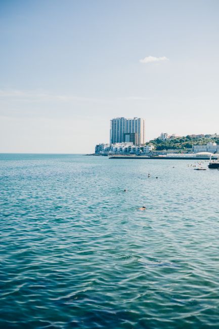 Reduceri pe litoral: turiștii se bucură de prețuri mici la cazare, dar plătesc scump pe plajă