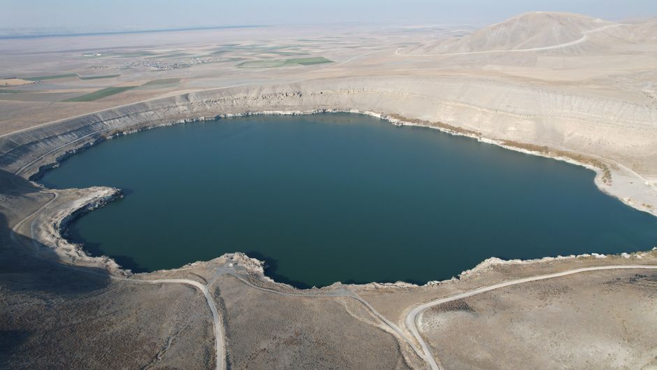 Lacul Techirghiol seacă dramatic: pontonul rămâne suspendat pe uscat