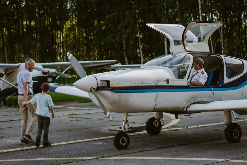 Un tată ingenios prins la Otopeni: a încercat să ascundă 60.000 de dolari cu ajutorul fiului său