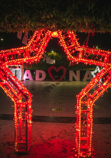 Parcul Central Zalău se pregătește pentru o atmosferă magică cu inimioare luminate