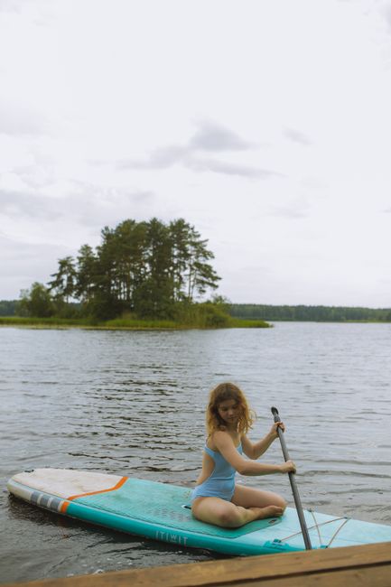 Descoperiți relaxarea absolută cu yoga pe paddleboard la lacul Colibița