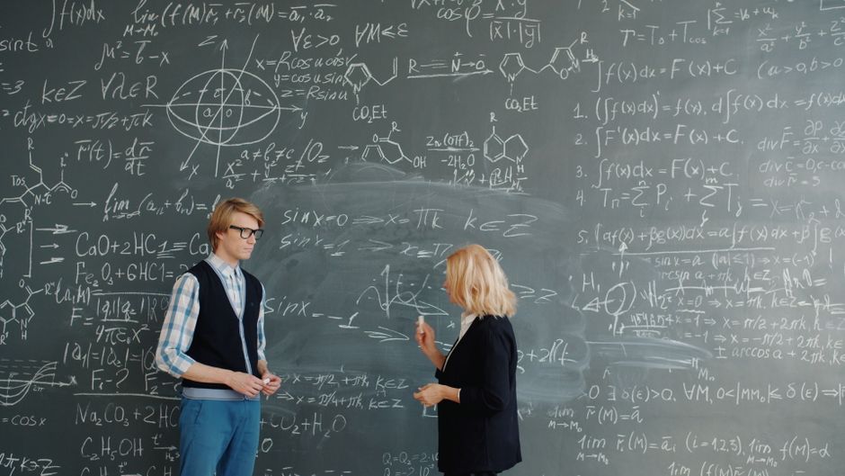 Deficit alarmant de profesori de fizică în Bistrița-Năsăud: tineri absolvenți fără locuri de muncă