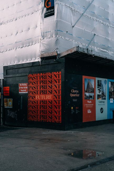 Încep lucrările de construcție pentru un panou publicitar în Ploiești