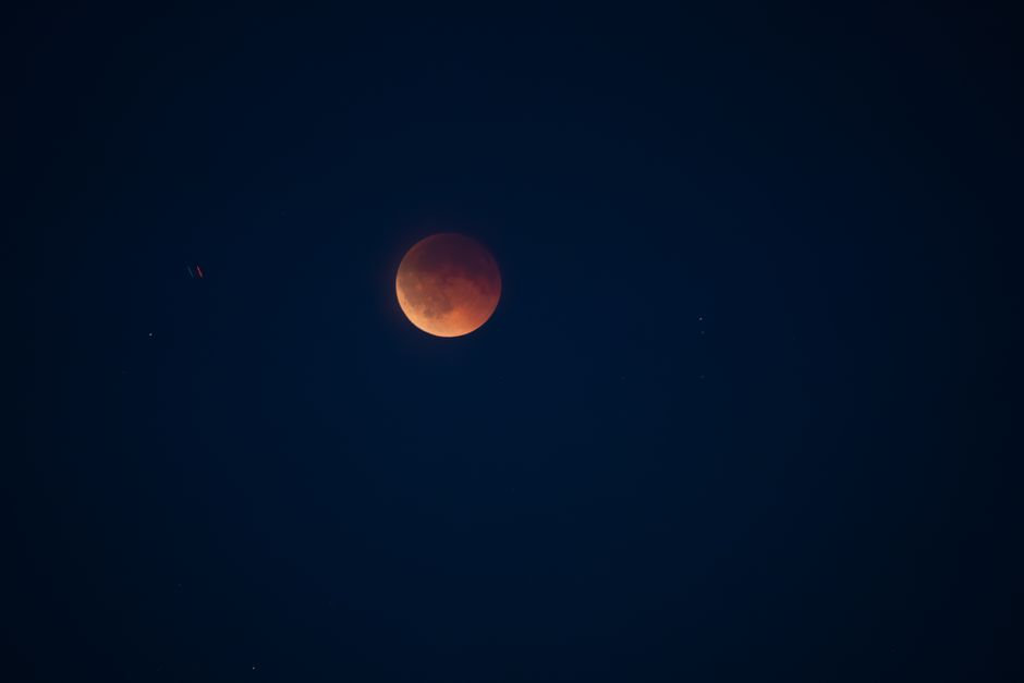 Eclipsa parțială de Lună va putea fi admirată din Bihor