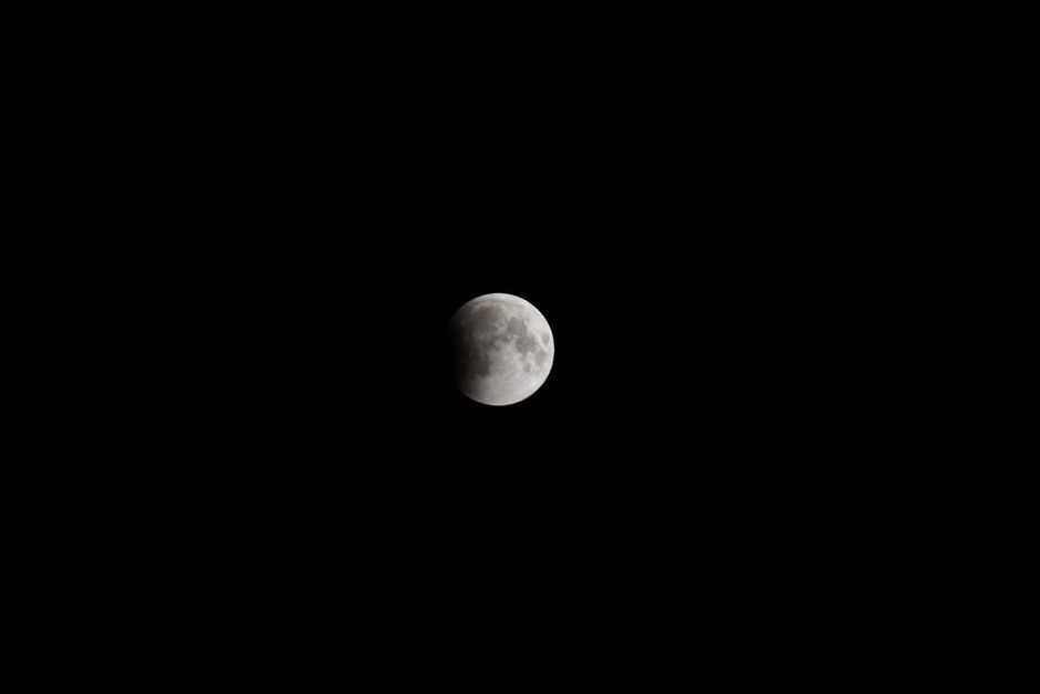 Arădenii au admirat eclipsa de Lună la răsărit
