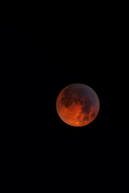 Eclipsa de Lună a creat o atmosferă spectaculoasă pe cerul Europei