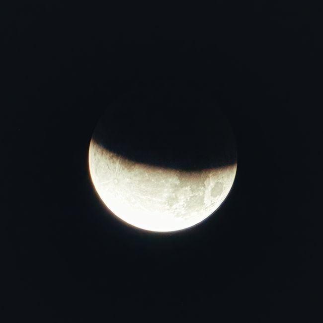 Știai că poți observa o eclipsă parțială de lună în această noapte?