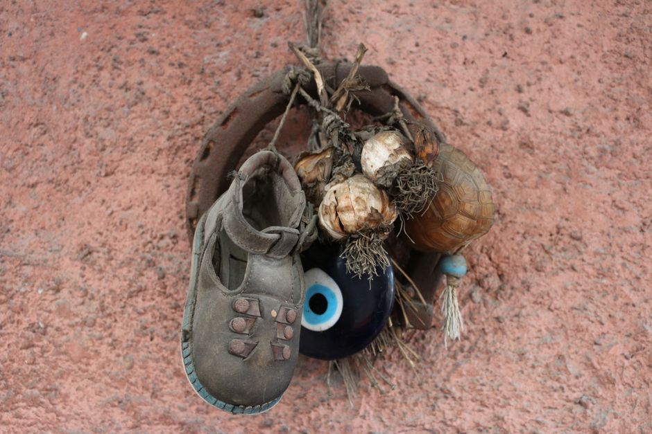 Descoperă superstițiile fascinante ale grecilor: de la sarea la ochiul rău
