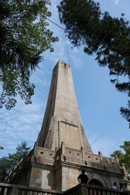 Descoperă Osuarul din Vulcan: un loc de reculegere și memorie în inima Văii Jiului
