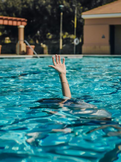 Un bărbat de 42 de ani a fost găsit mort în piscina din Buzoești