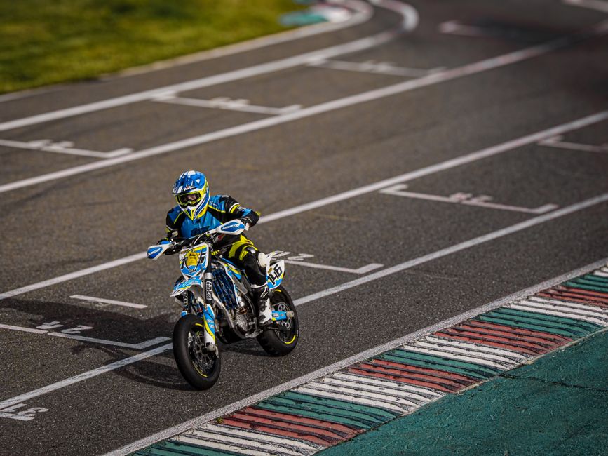 Mark Szabo strălucește la Visonta și devine lider în Campionatul European de Supermoto Junior