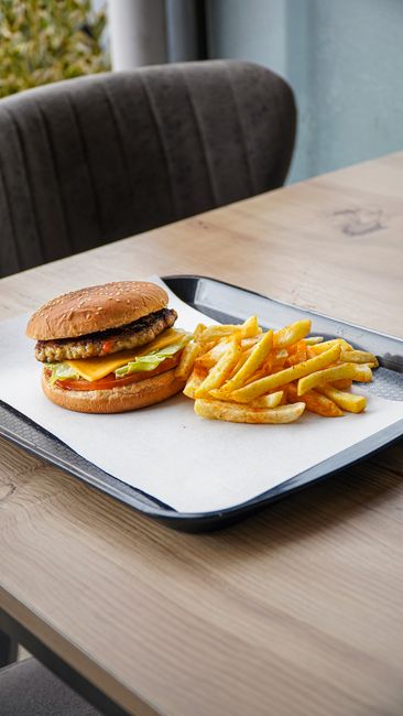 O nouă eră a burgerilor la Cluj: lanțul Simon’s Burger își deschide ușile în România