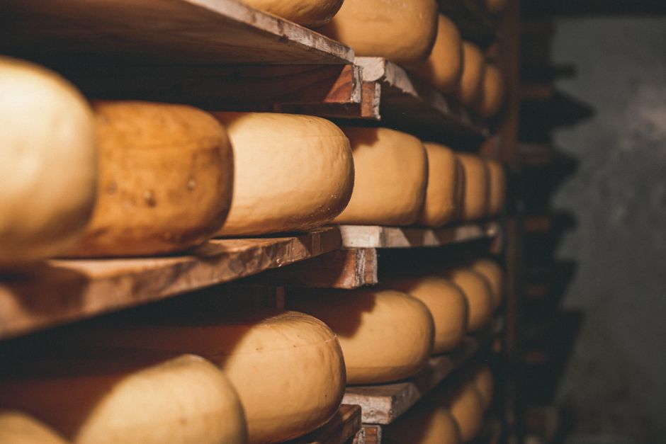 Brânza frământată de Teaca: Deliciul românesc care cucerește Europa