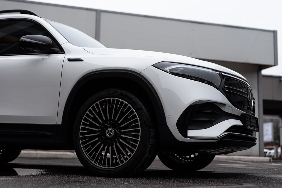 Cât costă o lovitură mică: 78.000 de euro pentru o baterie de Mercedes EQC