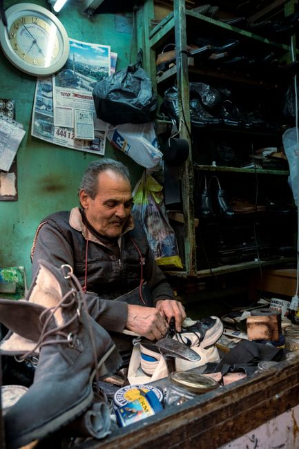 Povestea emoționantă a cizmarului care luptă împotriva uitării meseriei sale