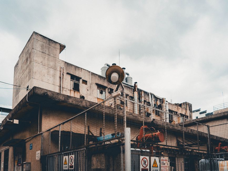 Explorarea urbană: o aventură riscantă pentru tineri