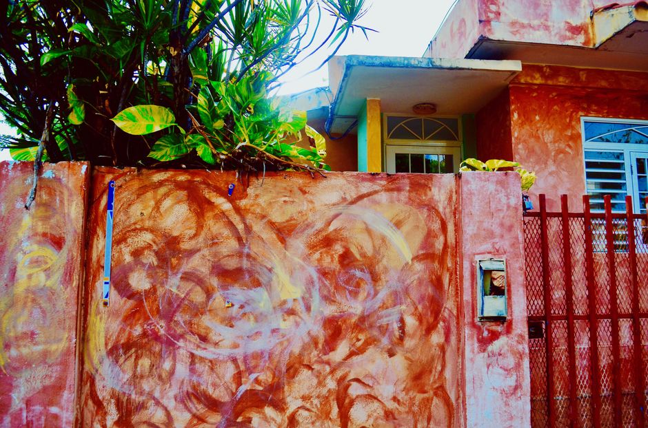Descoperă Termitopia: casa subterană fascinantă din Puerto Rico, construită din materiale abandonate