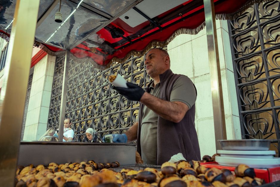 Sezonul castanelor coapte a început: o tradiție sătmăreană de aproape un secol