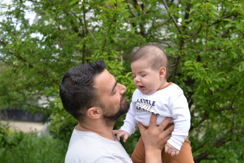 Tăticii din România aleg din ce în ce mai des concediul pentru creșterea copilului