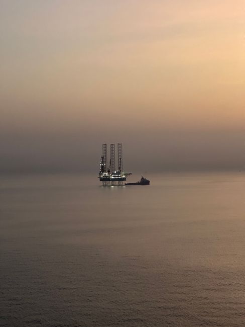 Tensiuni pe piața petrolieră: atacuri asupra infrastructurii saudite și amenințări maritime