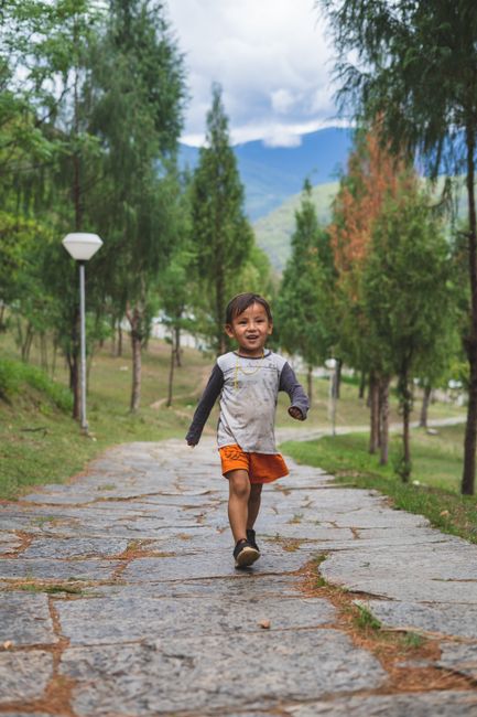 Descoperă fericirea națională brută: cum măsoară Bhutan bunăstarea cetățenilor săi