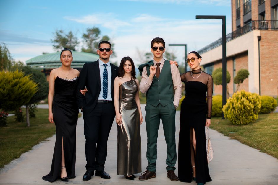 Dress code-ul la petreceri: mai mult decât o simplă regulă