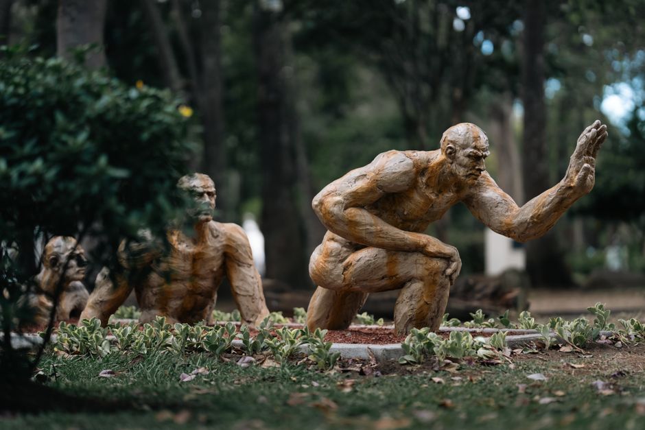 Expoziția provocatoare a sculptorului Adrian Piorescu la Bistrița: explorarea orgoliului uman