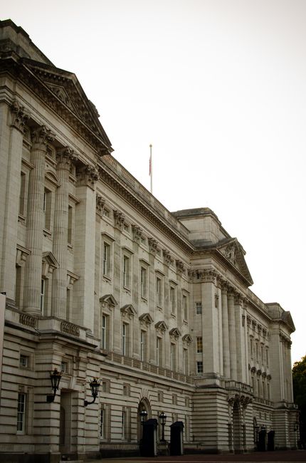 Descoperiri surprinzătoare sub podelele Palatului Buckingham: Obiecte de patrimoniu uitate timp de 140 de ani