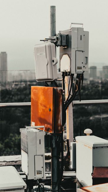 Nemulțumirea localnicilor din India: tehnician legat de un stâlp din cauza lipsei de semnal 5G