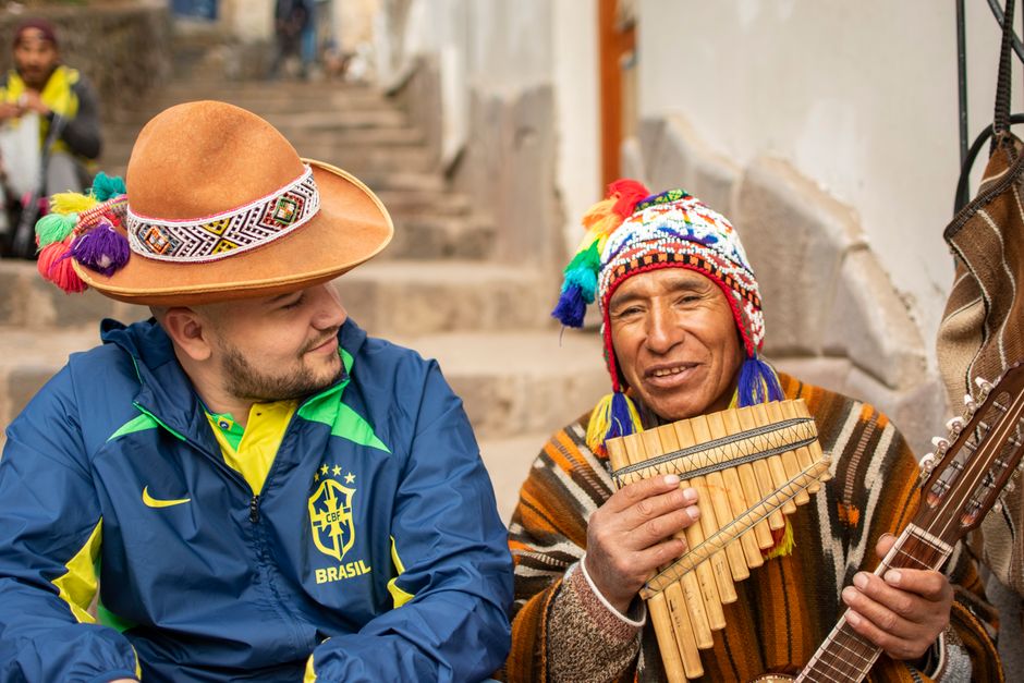 O delegație din Peru vizitează Găeștiul pentru a celebra moștenirea lui Gheorghe Zamfir