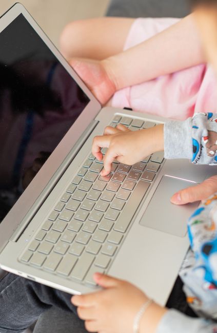 Cum a fost afectat un băiețel de laptopul lăsat pe abdomen timp de ore întregi