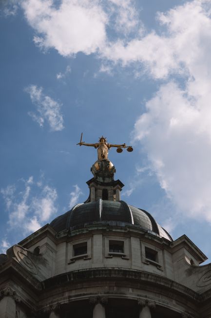 Un bărbat din Marea Britanie își recunoaște vinovăția în fața unor acuzații grave de viol