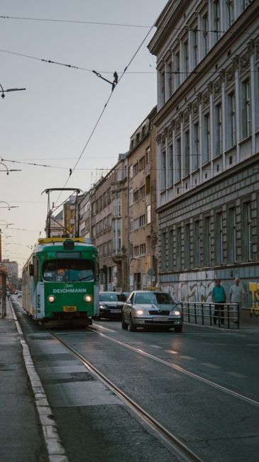 Incident surprinzător în Arad: mașină pe liniile de tramvai