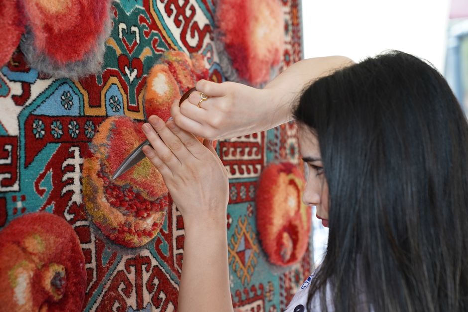 Expoziție captivantă de artă textilă la Casa cu Lei, Bistrița