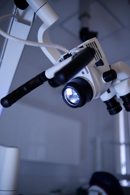 Revoluție în neurochirurgie: spitalul din Pitești testează microscopul 3D de la ZEISS