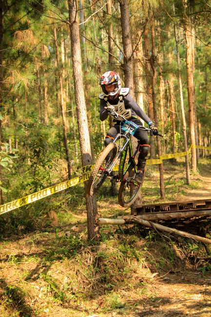 Provocarea Izvoare Downhill: adrenalina pe două roți te așteaptă!
