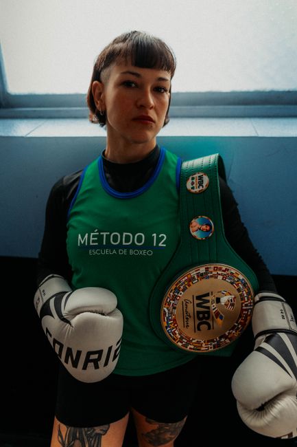 Mădălina Ciuma face istorie la debutul său în boxul profesionist în Tenerife