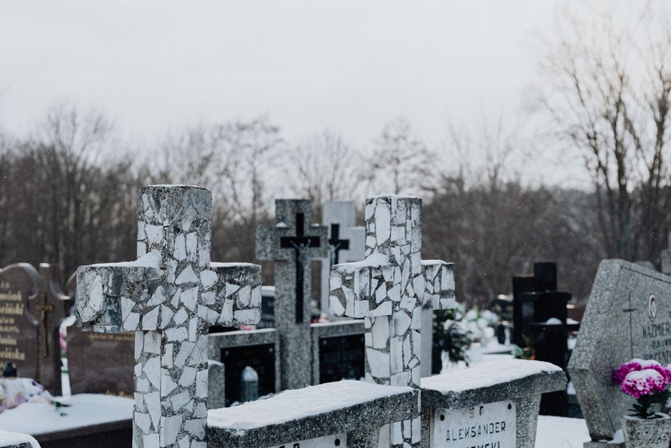 Descoperirea șocantă din cimitirul Slatina: zeci de rămășițe umane găsite