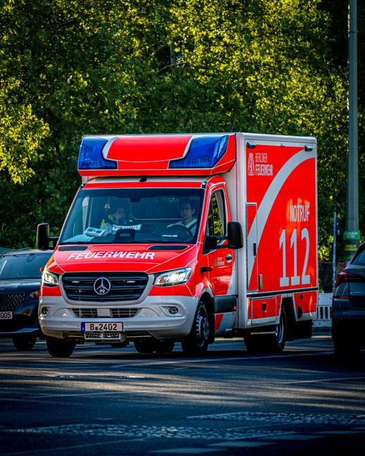 Incendiu devastator în Subcetate: un bărbat internat cu arsuri grave