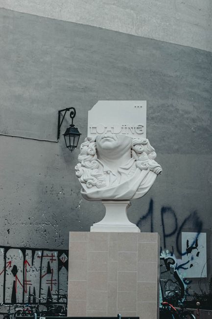 Vandalism la Gara de Sud: Statuia lui Domnul Goe, atacată în culorile curcubeului