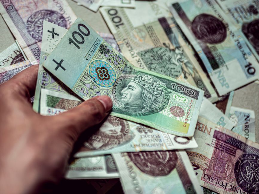 România sub amenințarea retrogradării: Fitch avertizează despre riscurile crizei politice