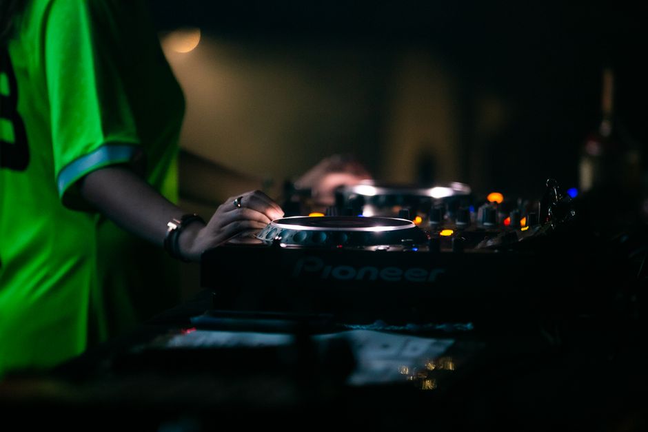 DJ HVMZA aduce ritmuri electrizante la Oradea: petrecerea Hive promite o noapte de neuitat