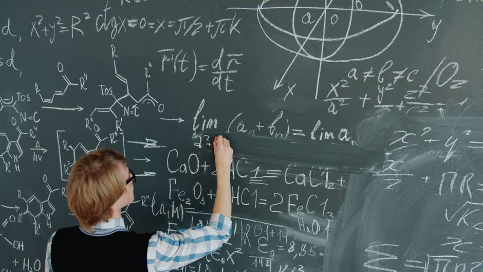 Chimie la Bacalaureat: alegerea între organică și anorganică și strategiile de pregătire