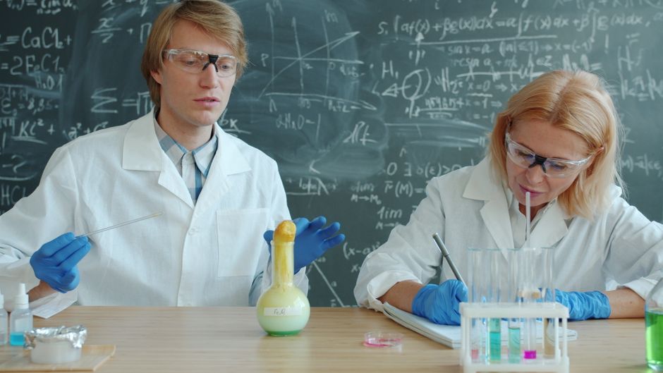 Descoperă știința la Noaptea Cercetătorilor Europeni de la Universitatea din Petroșani