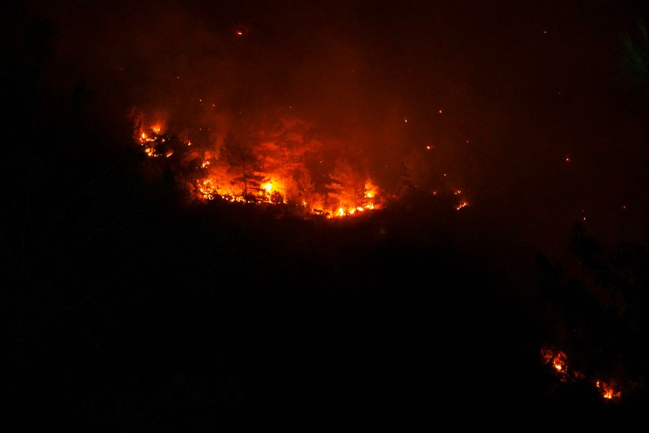 Traficul este complet oprit pe DN 67D din cauza unui incendiu devastator